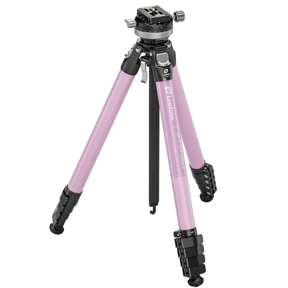 Leofoto LY-265CF Tripod roze carbon statief volledig uitgeklapt met drie poten en geïntegreerde kogelkop op witte achtergrond.