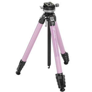 Leofoto LY-265CF Tripod roze carbon statief volledig uitgeklapt met drie poten en geïntegreerde kogelkop op witte achtergrond.