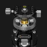 Leofoto LY-265CF Tripod detailbovenaanzicht van omgekeerde kogelkop met vergrendelringen en libel op donkere achtergrond.
