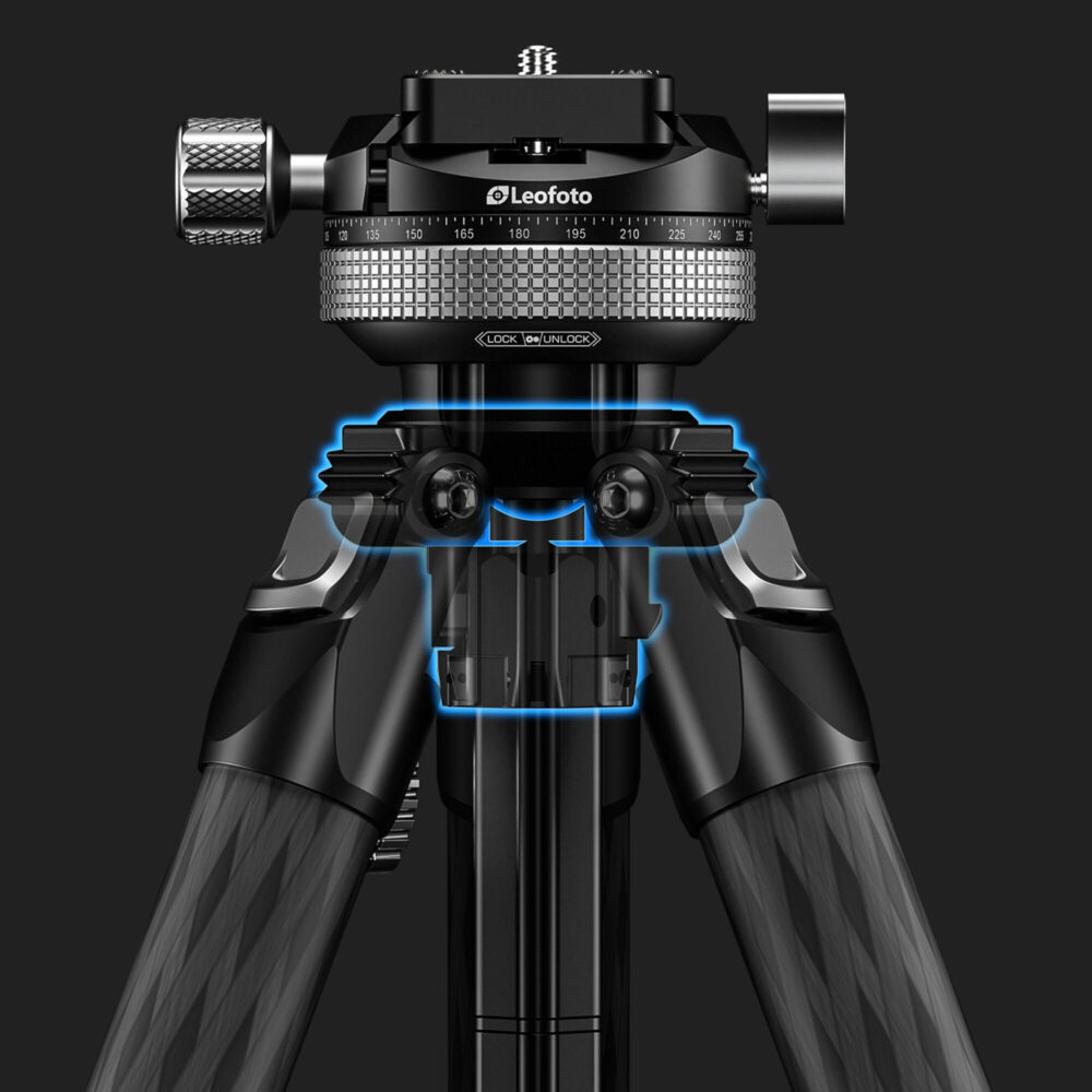Leofoto LY-265CF Tripod technische close-up van Y-middendeel en scharnierpunten van de poten op zwarte achtergrond.