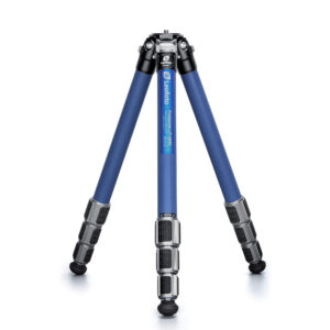 Leofoto LP-284C Tripod volledig uitgespreid tripod op witte achtergrond, vooraanzicht.