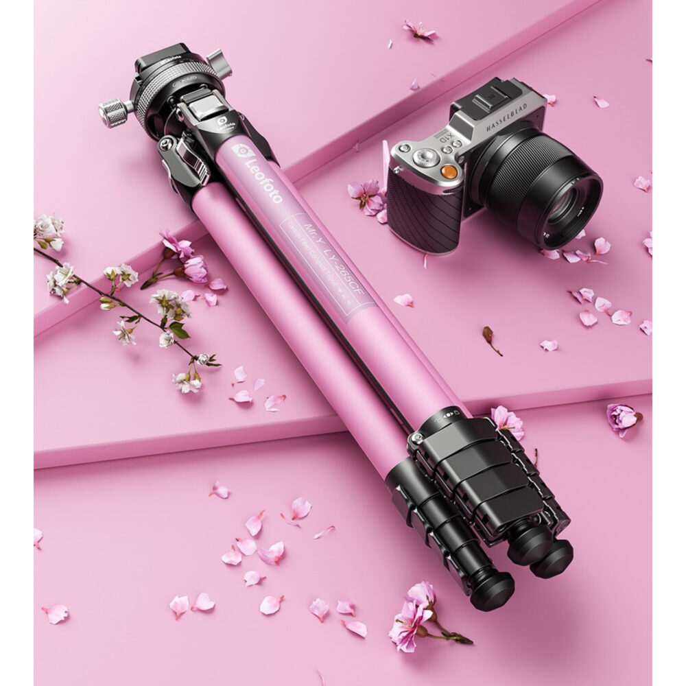 Leofoto LY-265CF Tripod roze opgevouwen op roze ondergrond met camera en strooibloesems als styling.