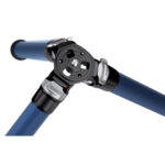 Leofoto LP-284C Tripod close-up van statiefschouder met blauwe carbon poten en vergrendeling.