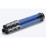 Leofoto LP-284C Tripod blauw carbon statief in staande positie schuin van voren gezien.