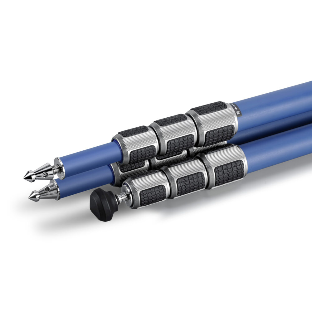 Leofoto LP-284C Tripod compact opgevouwen statief voor transport op lichte achtergrond.