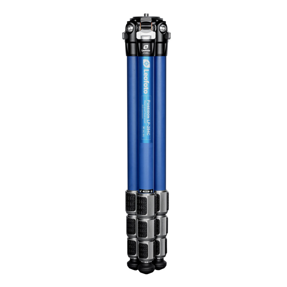 Leofoto LP-284C Tripod close-up van blauw carbon statiefbeen met meerdere draaivergrendelingen.