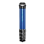 Leofoto LP-284C Tripod close-up van blauw carbon statiefbeen met meerdere draaivergrendelingen.