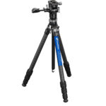 Leofoto LY-224C Tripod carbon Mr.Y-statief volledig uitgeklapt met blauwe middenkolom op zwarte achtergrond.