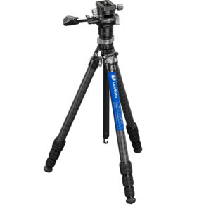 Leofoto LY-224C Tripod carbon Mr.Y-statief volledig uitgeklapt met blauwe middenkolom op zwarte achtergrond.