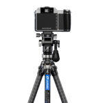 Leofoto LY-224C Tripod laag opgesteld met wijd gespreide poten voor stabiele opnamen dicht bij de grond.
