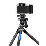 Leofoto LY-224C Tripod gebruikt op rotsachtige ondergrond bij water voor reis- en landschapsfotografie.