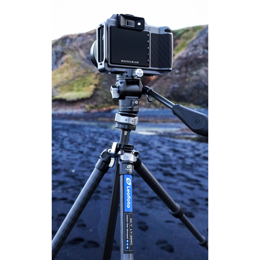 Leofoto LY-224C Tripod gebruikt op rotsachtige ondergrond bij water voor reis- en landschapsfotografie.