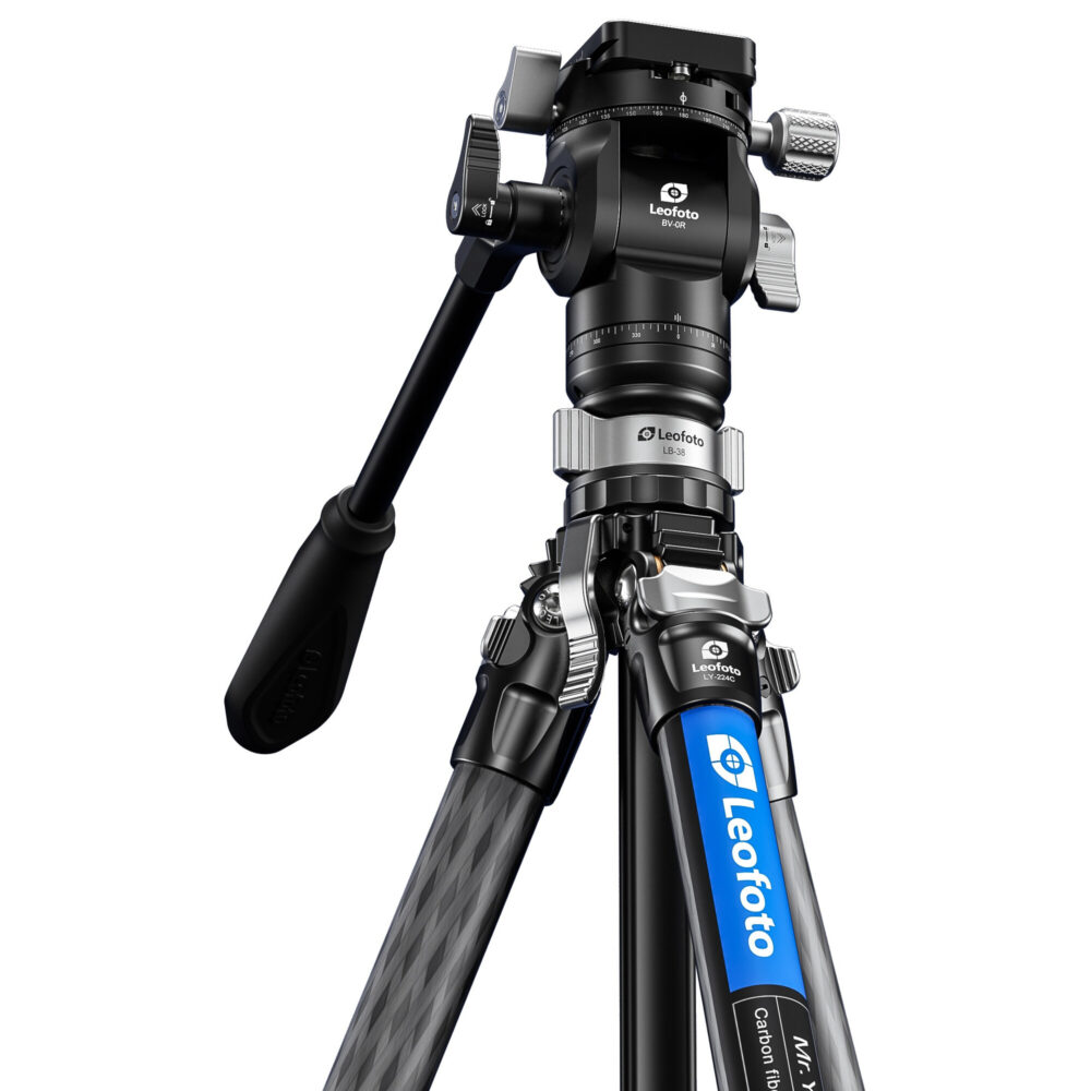 Leofoto LY-224C Tripod close-up van nivelleerbasis LB-38 met gemonteerde videokop op blauwe poten.