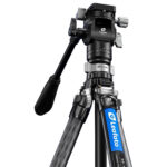 Leofoto LY-224C Tripod close-up van nivelleerbasis LB-38 met gemonteerde videokop op blauwe poten.