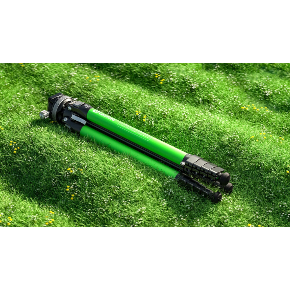 Leofoto LY-265CF Tripod compact opgevouwen liggend op gras met groene carbon poten.