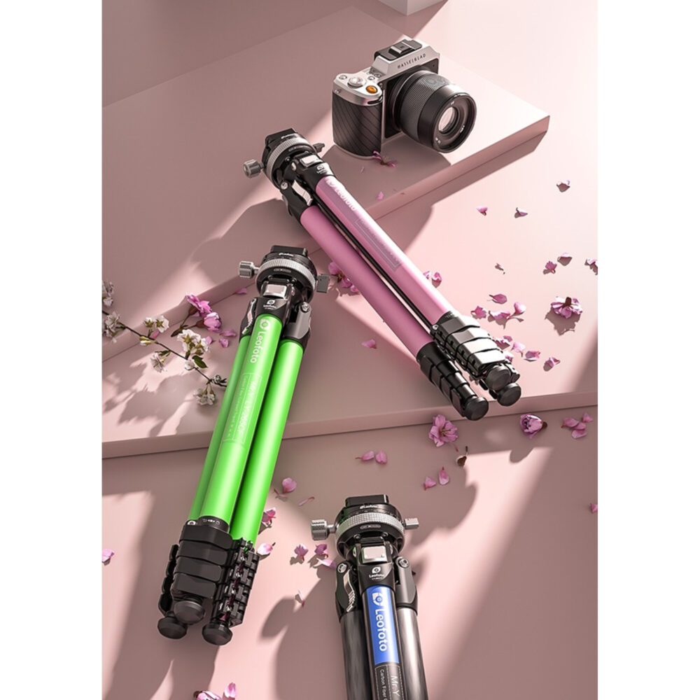 Leofoto LY-265CF Tripod Mr.Y-statieven in zwart roze en groen rechtop naast elkaar op lichte achtergrond.