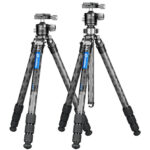 Leofoto LQ-284C Tripod vooraanzicht met drie carbon poten, blauwe Mr.Q-markering en uitgetrokken middenzuil.