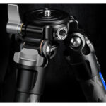 Leofoto LQ-284C Tripod close-up van scharnier en middenplaat met vergrendelknoppen en accessoire-aansluiting.