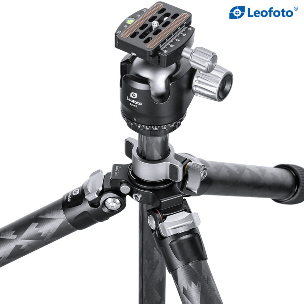 Leofoto LQ-365C + LH-47 Tripod zijaanzicht van bovenste potsegment met vergrendelring en middenzuil.