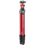 Leofoto LY-224C Tripod rood carbon statief rechtop met drie poten en blauwe Leofoto-markering op witte achtergrond.