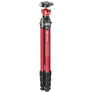 Leofoto LY-224C Tripod rood carbon statief rechtop met drie poten en blauwe Leofoto-markering op witte achtergrond.