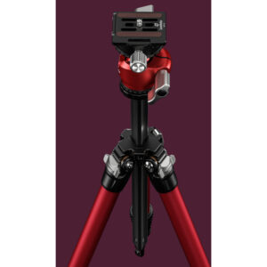 Leofoto LY-224C Tripod rood in werkhoogte met gemonteerde LH-25R kogelkop en uitgeklapte poten op lichte achtergrond.