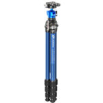 Leofoto LY-224C Tripod blauw carbon statief rechtop met drie poten en blauwe Leofoto-markering op donkere achtergrond.