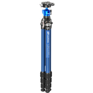 Leofoto LY-224C Tripod blauw carbon statief rechtop met drie poten en blauwe Leofoto-markering op donkere achtergrond.