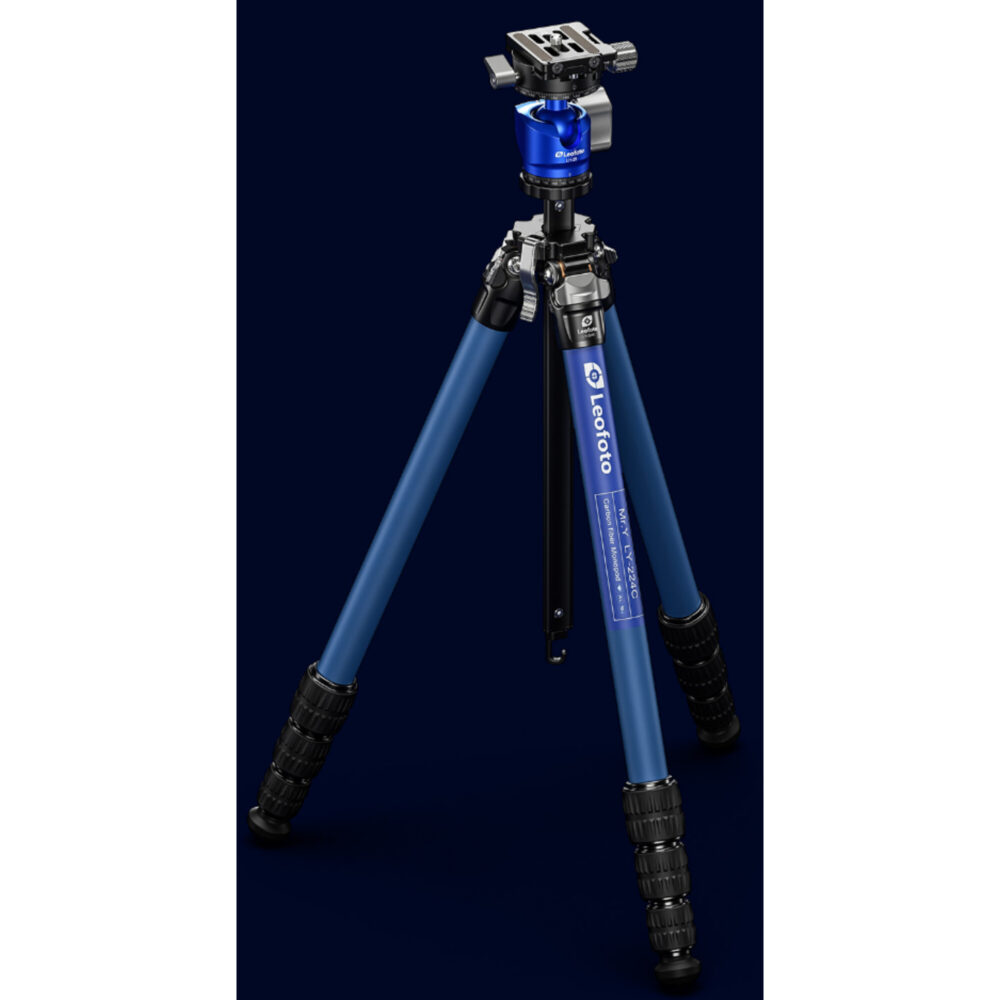 Leofoto LY-224C Tripod gele Mr.Y-variant volledig uitgeklapt op bruine achtergrond als alternatieve kleur.