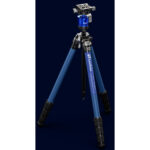 Leofoto LY-224C Tripod gele Mr.Y-variant volledig uitgeklapt op bruine achtergrond als alternatieve kleur.