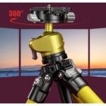 Leofoto LY-224C Tripod gele uitvoering met camera bij zonsondergang boven zee voor reis- en landschapsfotografie.