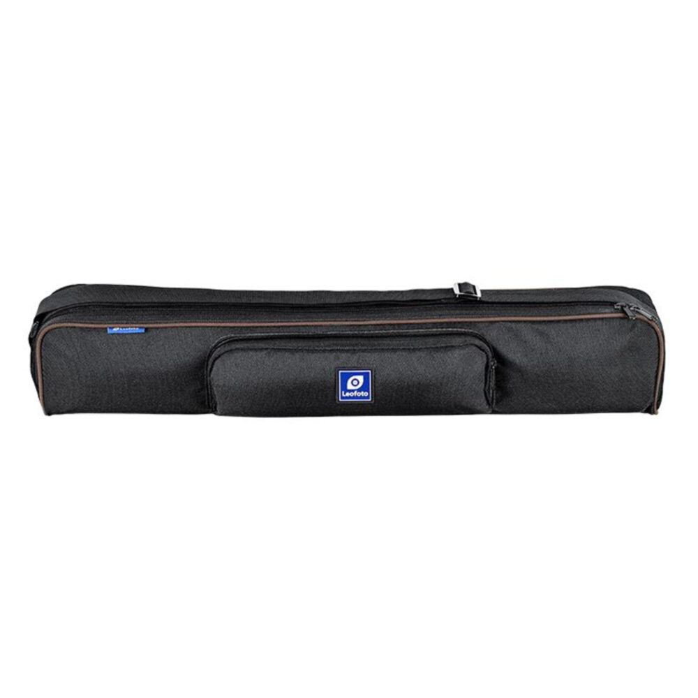 Leofoto LY-224C Tripod zwarte gevoerde transporttas met rits en handgrepen op witte achtergrond.