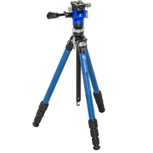 Leofoto LY-224C Tripod blauw volledig uitgeklapt met videokop BV-0R op witte achtergrond.