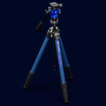 Leofoto LY-224C Tripod blauw close-up op donkere achtergrond met zichtbare Y-middencolom en bediening.