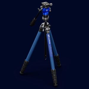 Leofoto LY-224C Tripod blauw close-up op donkere achtergrond met zichtbare Y-middencolom en bediening.