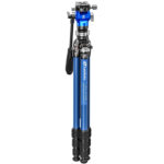 Leofoto LY-224C Tripod blauw detail van bovendeel met vergrendelingen, middenkolom en videokop op witte achtergrond.