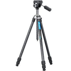 Leofoto LO-223CS Tripod volledig uitgeklapt met carbon poten en gemonteerde 2-wegkop SW-02.