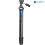 Leofoto LO-223CS Tripod compact ingeklapt met zichtbare carbon buizen en blauwe Leofoto-markering.