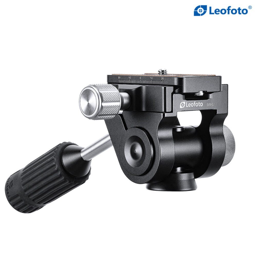 Leofoto LO-223CS Tripod 2-wegkop SW-02 afzonderlijk getoond met handgreep en Arca-Swiss klem.