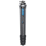 Leofoto LO-224C Tripod compact ingeklapt met drie secties per poot en blauwe Leofoto-logo’s.