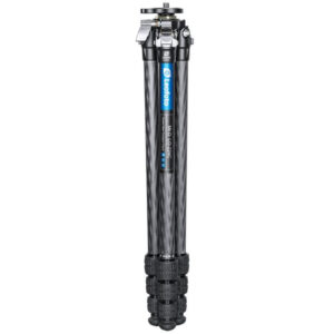 Leofoto LO-224C Tripod compact ingeklapt met drie secties per poot en blauwe Leofoto-logo’s.
