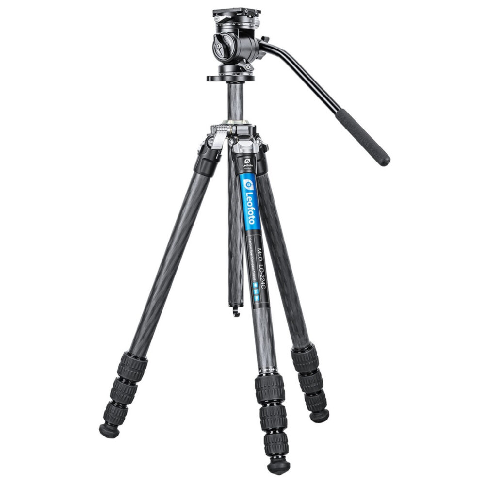 Leofoto LO-224C Tripod met BV-1R videokop volledig uitgeklapt met carbon poten en lange bedieningsarm.
