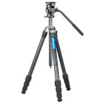 Leofoto LO-224C Tripod met BV-1R videokop volledig uitgeklapt met carbon poten en lange bedieningsarm.