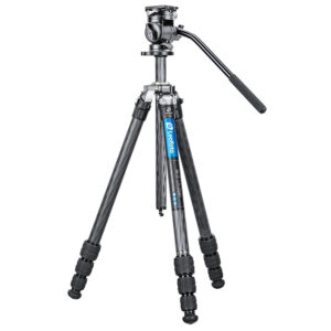 Leofoto LO-224C Tripod met BV-1R videokop volledig uitgeklapt met carbon poten en lange bedieningsarm.