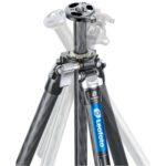 Leofoto LO-224C Tripod met in hoogte verstelbare middenkolom en verschillende spreidhoeken van de poten.