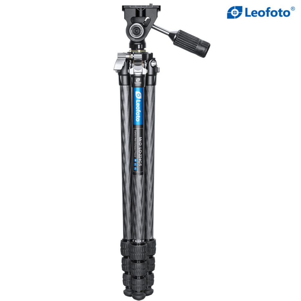 Leofoto LO-224CS Tripod compact ingeklapt met drie pootsegmenten en rubberen draaivergrendelingen.
