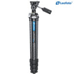 Leofoto LO-224CS Tripod compact ingeklapt met drie pootsegmenten en rubberen draaivergrendelingen.