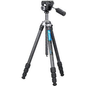 Leofoto LO-224CS Tripod volledig uitgeklapt met carbon poten, middenkolom en 2-wegkop SW-02 met bedieningsarm.