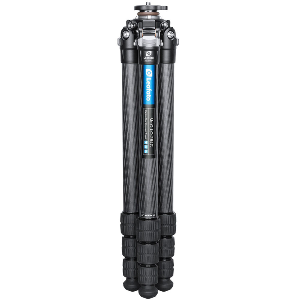 Leofoto LO-284C Tripod ingeklapt met drie pootsegmenten en rubberen draaivergrendelingen.