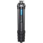 Leofoto LO-284C Tripod ingeklapt met drie pootsegmenten en rubberen draaivergrendelingen.